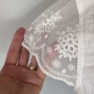 Gretty Ziegler White medium lace cap sleeve scoop neck top with ruffled bottom